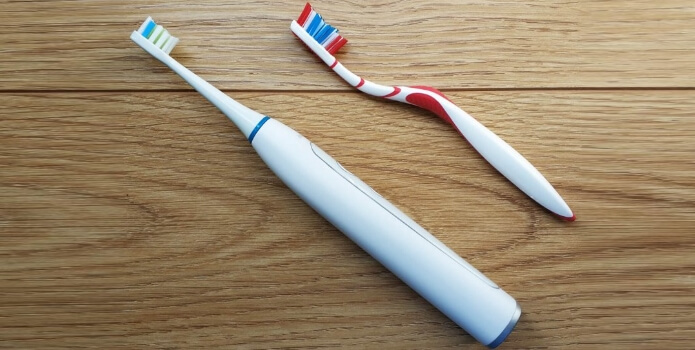 обычная и электрическая зубная щетка, фото