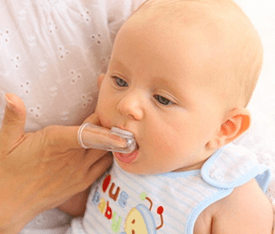 чистим зубы малышу