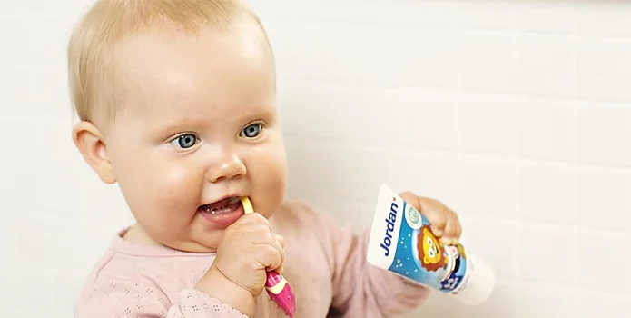Маленький ребенок и зубная паста, фото Евродент