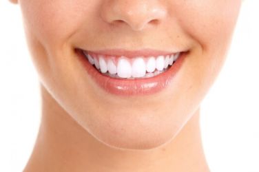 Чем отличаются профессиональное и косметическое отбеливание зубов