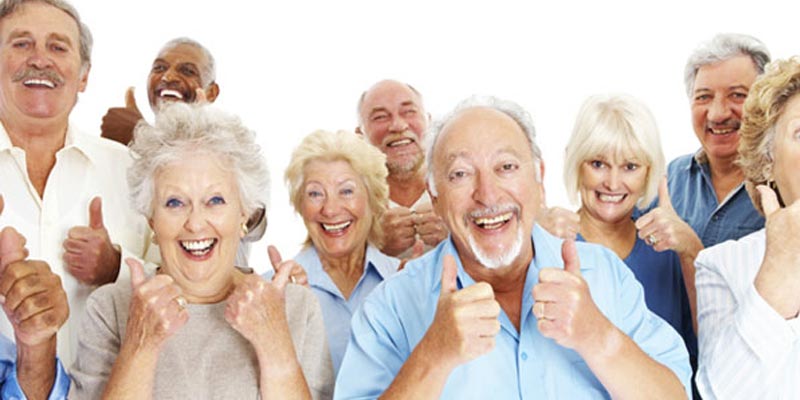 Люди пенсионного возраста улыбаются на фото, фото Евродент