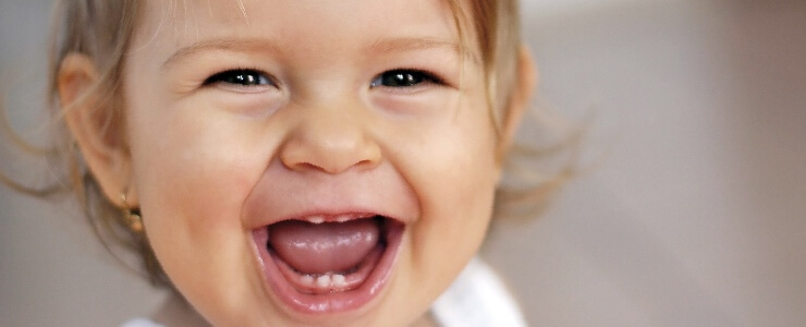 Во сколько режутся зубы у детей