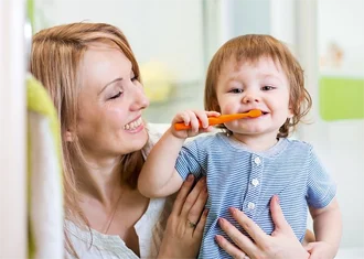 Мама и ребенок чистят зубы, фото